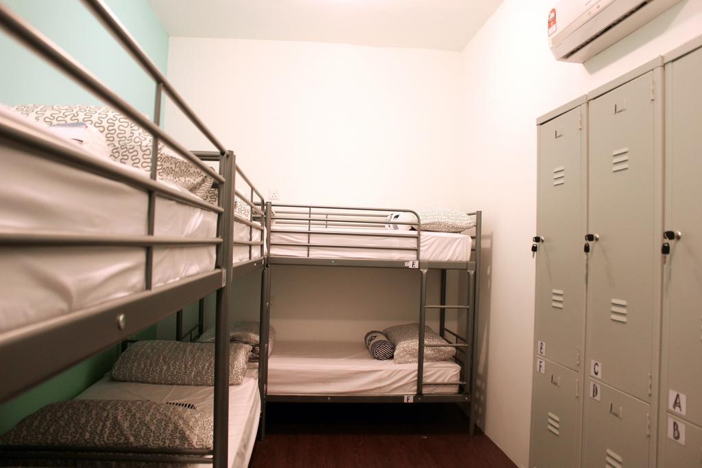 Roof Talk Theme Hostel Джохор-Бару Номер фото