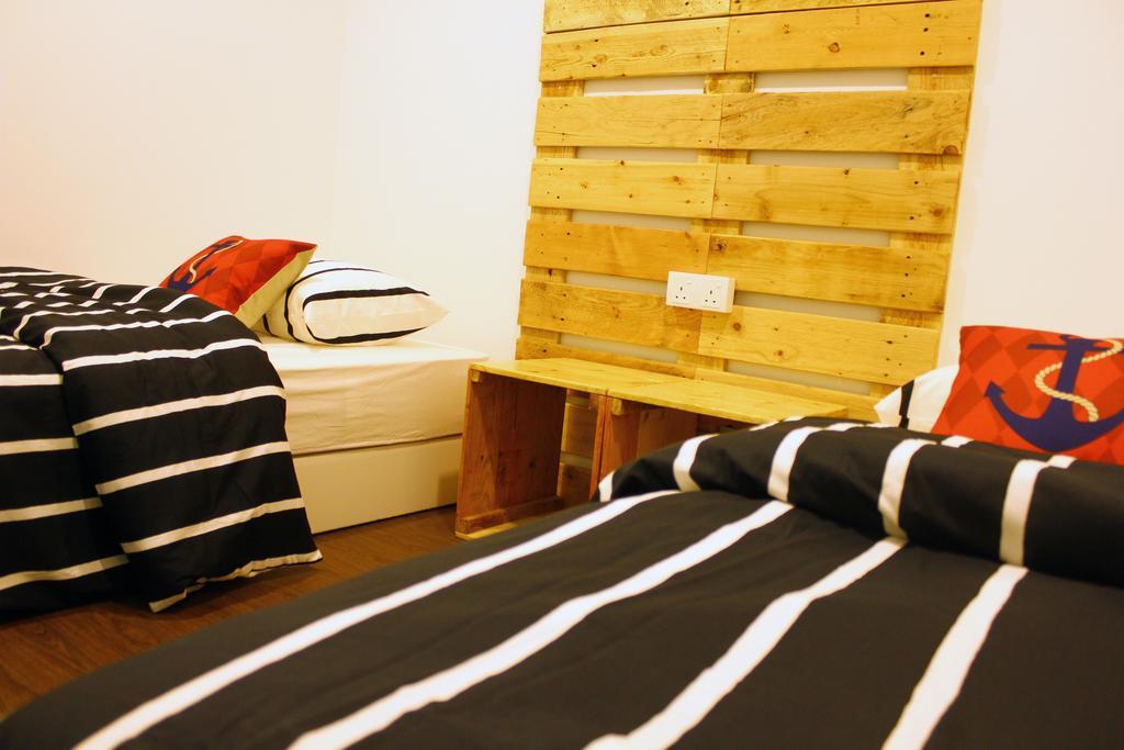 Roof Talk Theme Hostel Джохор-Бару Номер фото