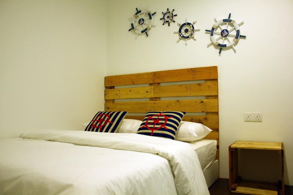 Roof Talk Theme Hostel Джохор-Бару Номер фото